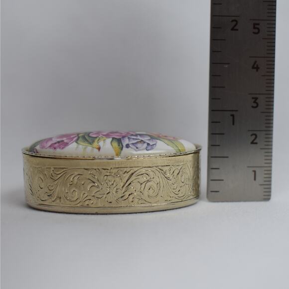 Vintage mini Italian gold tone oval pill box porcelain floral lid Made in Italy - Picture 8 of 9